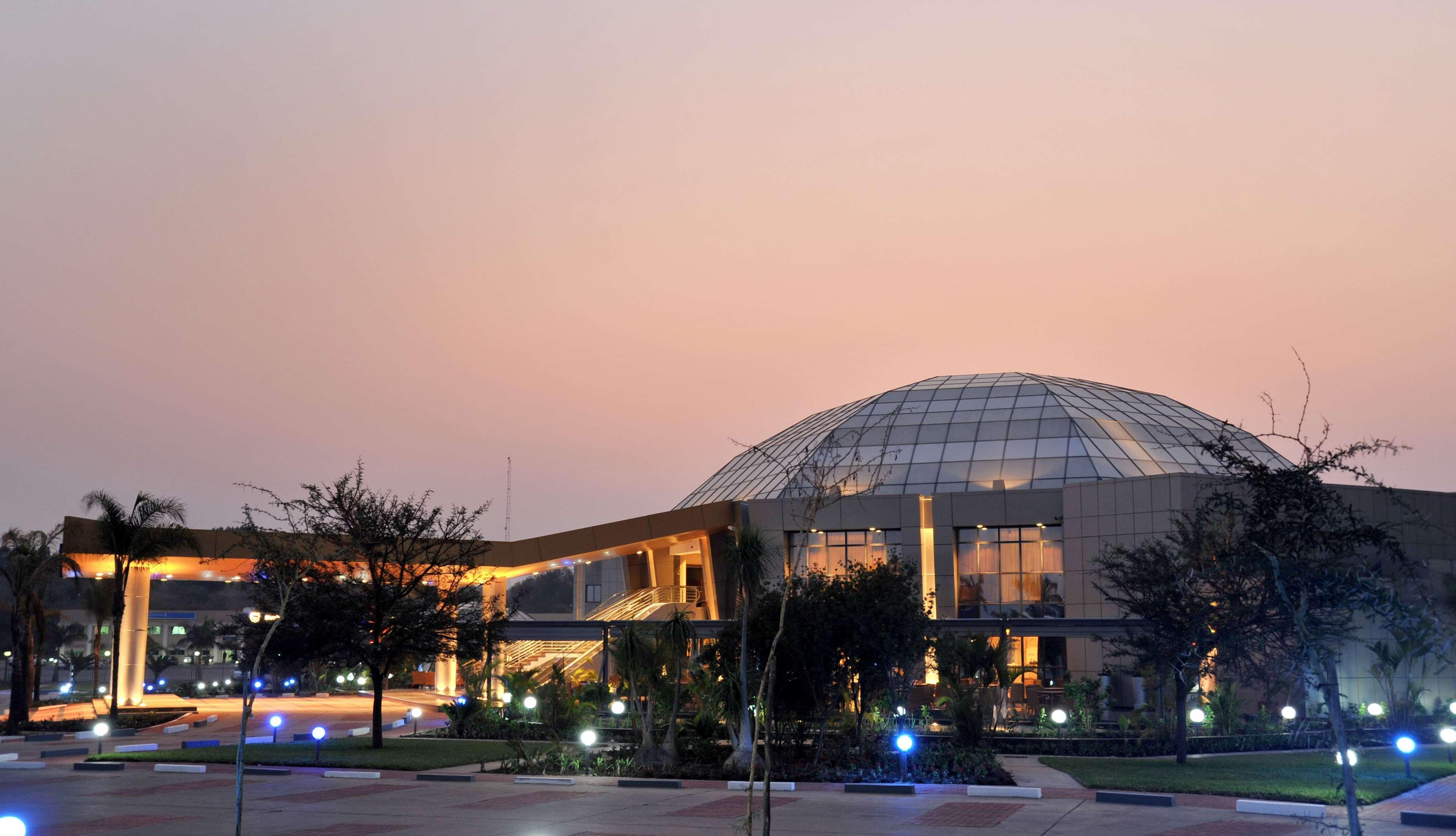 Radisson Blu Hotel Lusaka Eksteriør billede The Texas A&M University-Commerce Library