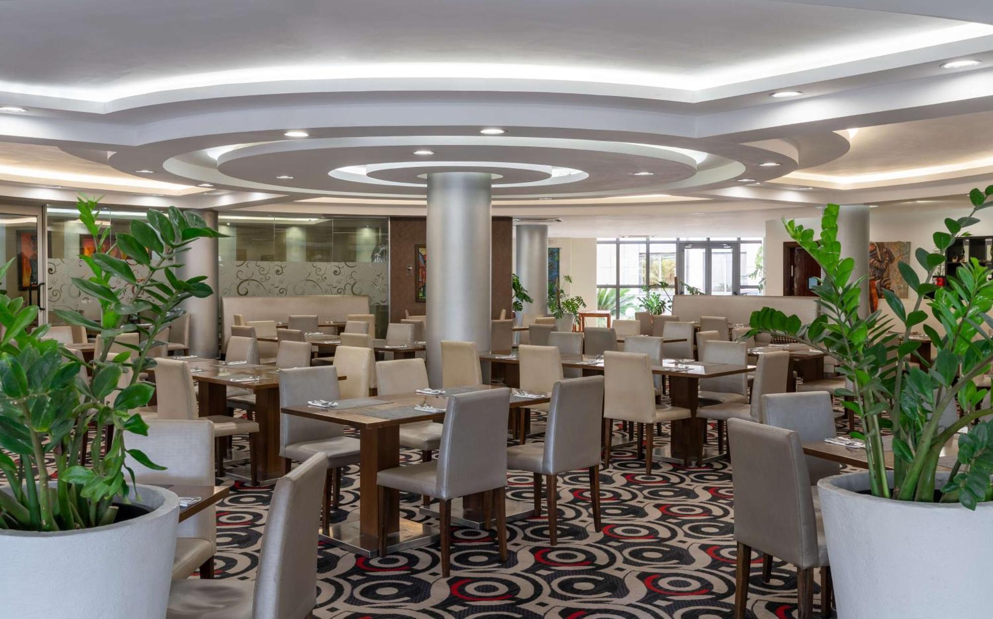 Radisson Blu Hotel Lusaka Eksteriør billede The restaurant
